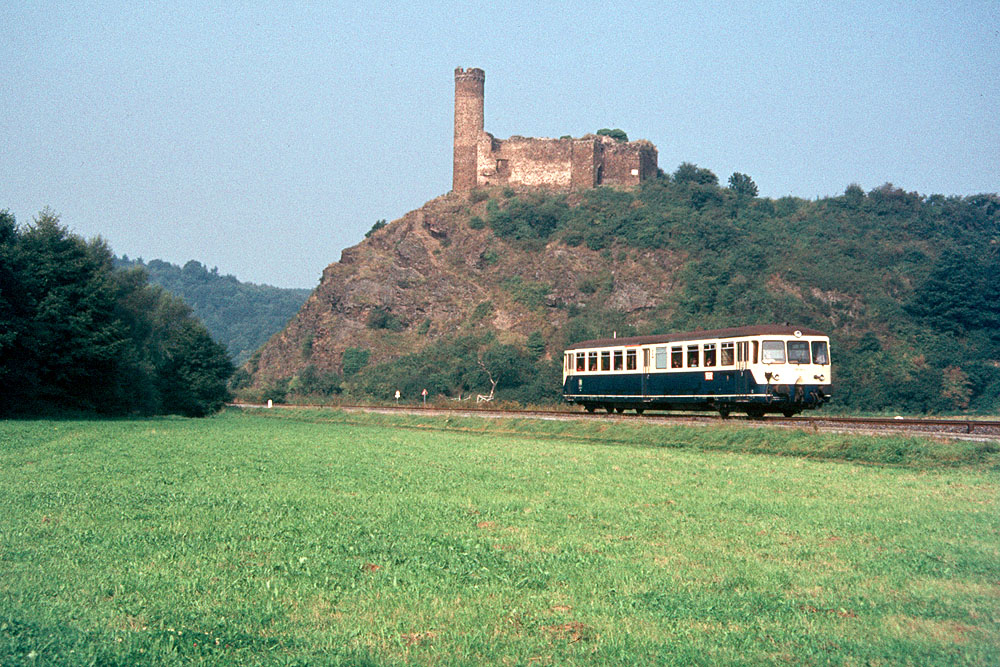 https://www.eisenbahnfotograf.de/datei/September 1981/1450110 DB 515516 Ruine Aardeck 10.9.81.jpg